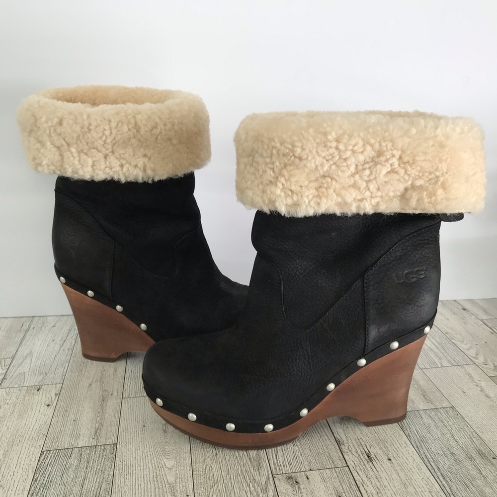 UGG Carnegie Wedge Boot Size 7